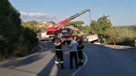 incidente san gimignano oggi|Rimorchio si ribalta e travolge famiglia giapponese a San Gimignano